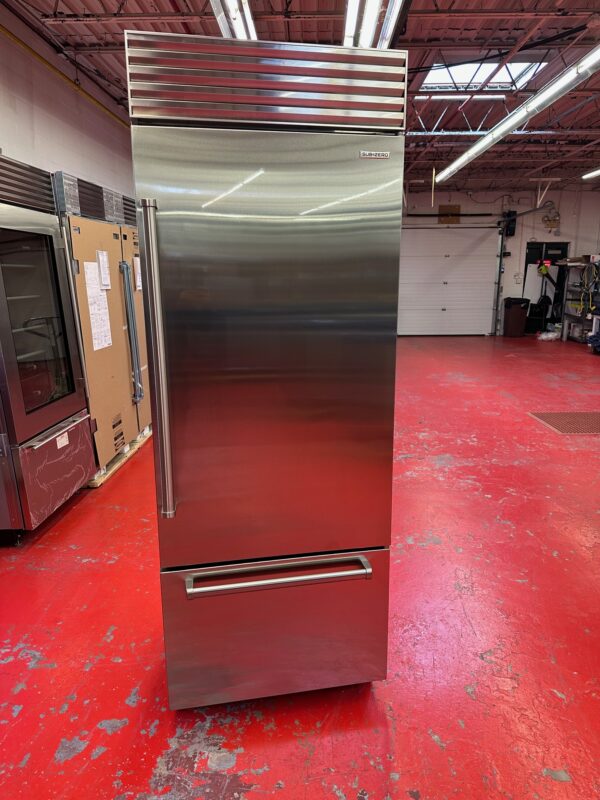 30'' Subzero Refrigerator Freezer CL3050USPR (New Showroom 12/2023 Model)