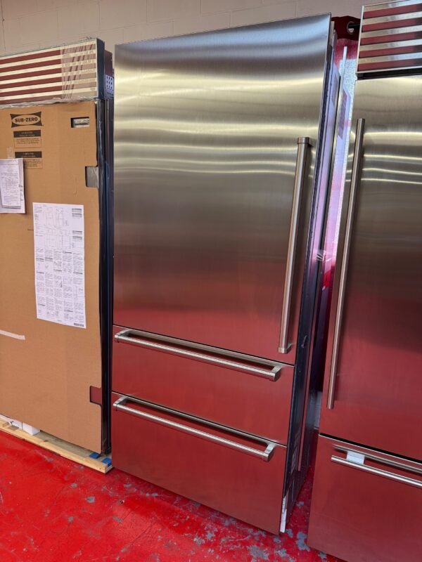 36'' Subzero Refrigerator Freezer With Water Dispenser DET3650CIIDL (New Showroom 10/2023 Model) - Image 3