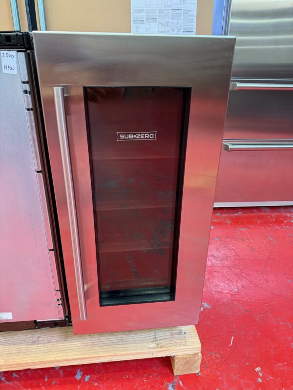 15” Subzero Stainless Steel Under Counter Beverage Center DEU1550BGR (New Showroom 2023 Model)