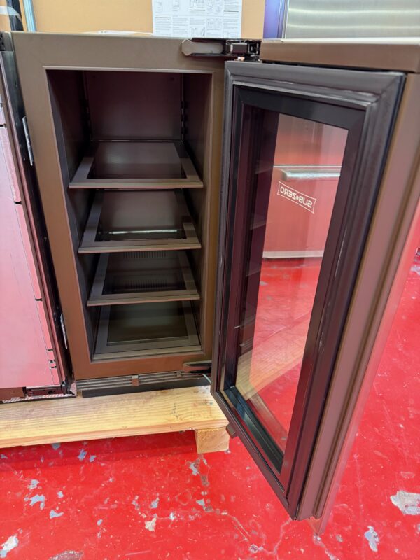 15” Subzero Stainless Steel Under Counter Beverage Center DEU1550BGR (New Showroom 2023 Model) - Image 3