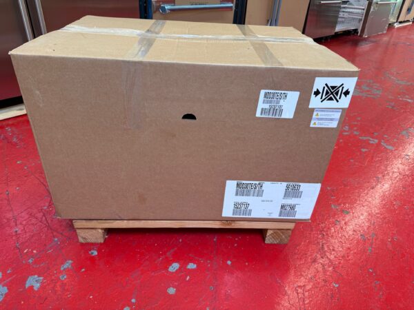30'' Wolf Drop Down Door Microwave Oven MDD30TESTH (New) - Image 3