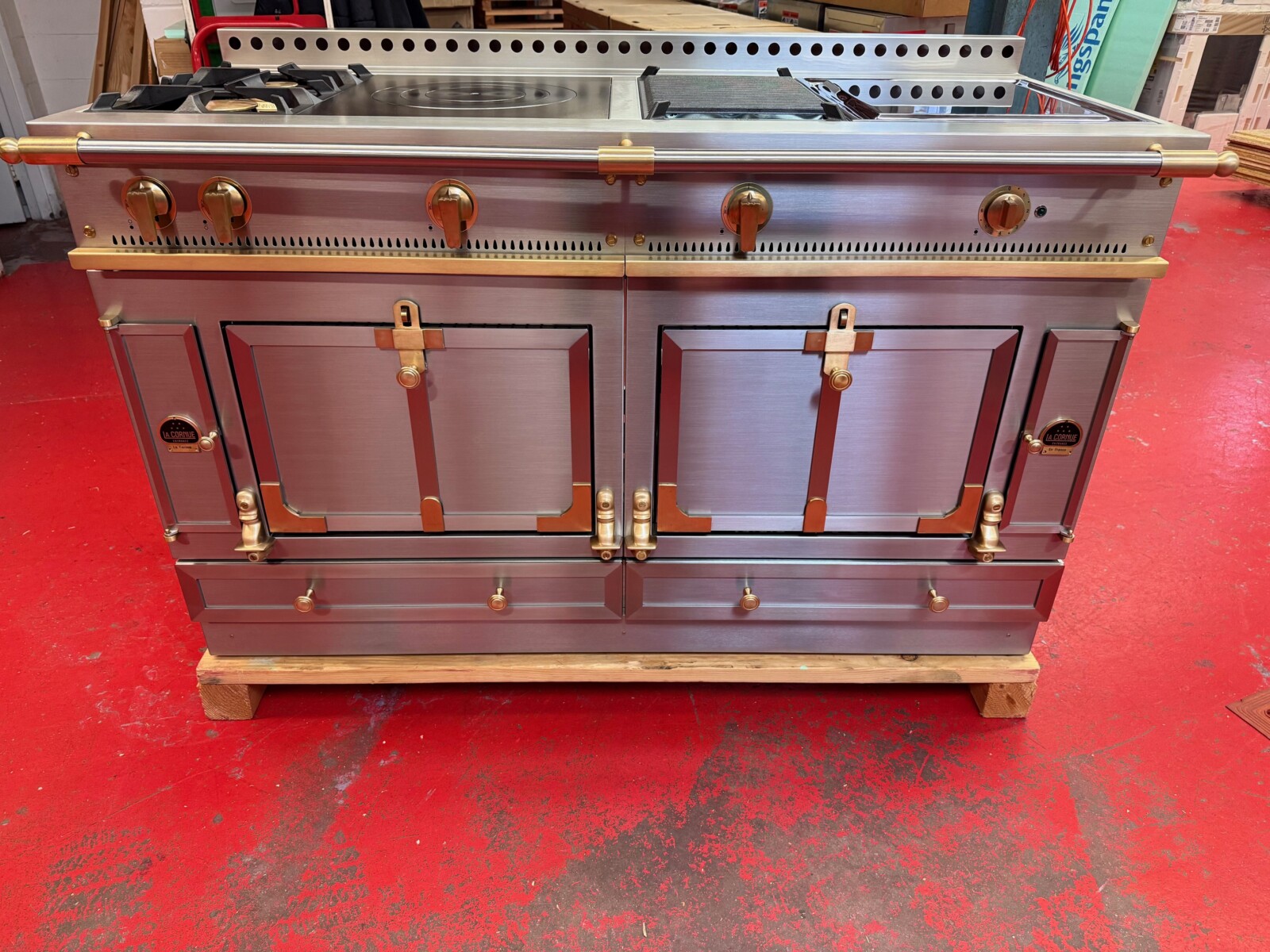 60” La Cornue Chateau 150 Dual Fuel Range G45IAGEUKH Stainless Steel With Brass (Used 2020 Model) - Image 2