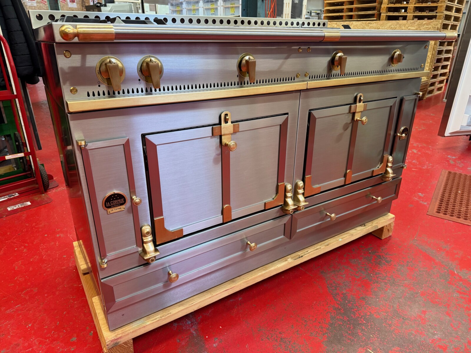 60” La Cornue Chateau 150 Dual Fuel Range G45IAGEUKH Stainless Steel With Brass (Used 2020 Model) - Image 3