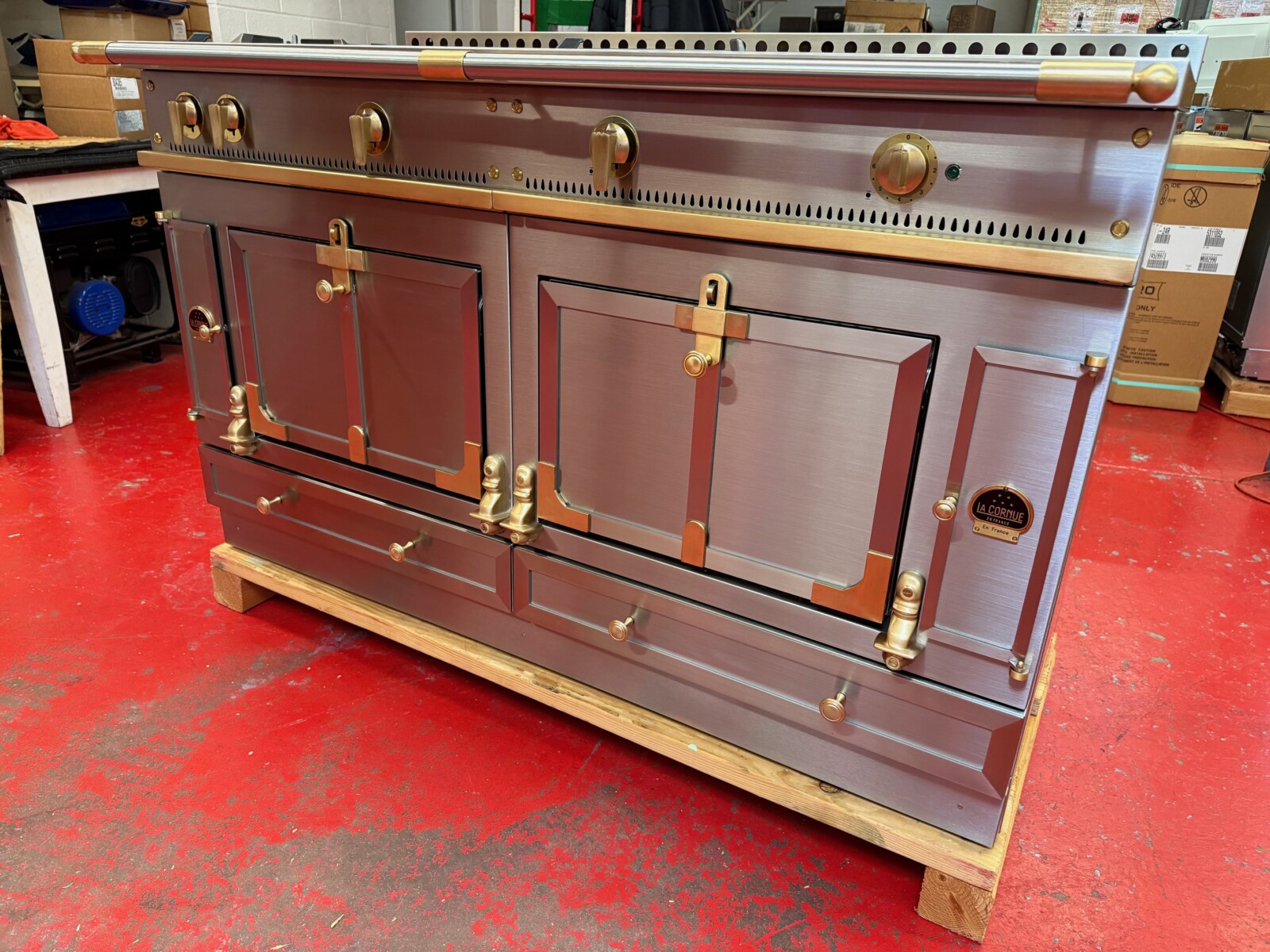 60” La Cornue Chateau 150 Dual Fuel Range G45IAGEUKH Stainless Steel With Brass (Used 2020 Model) - Image 4