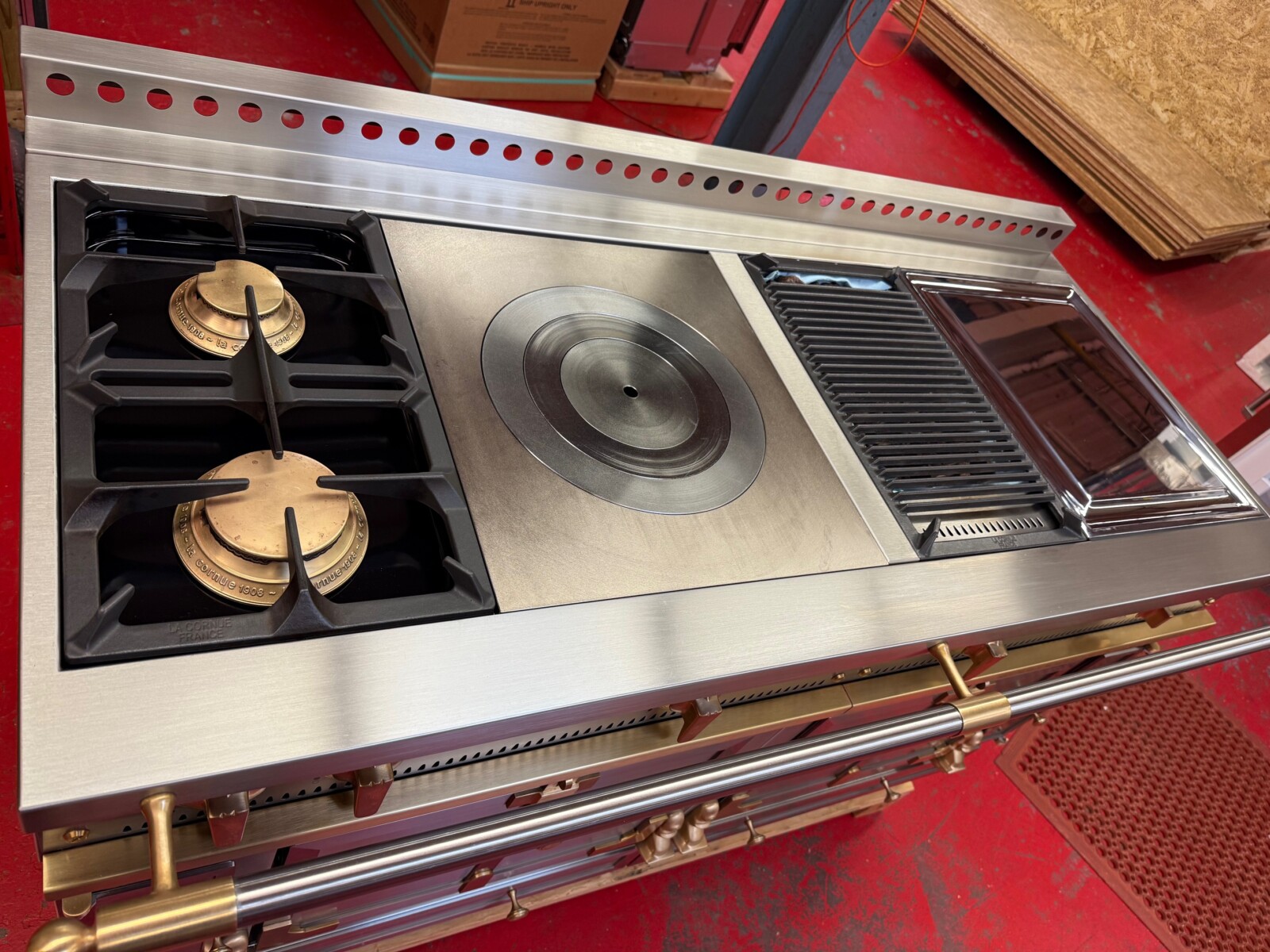 60” La Cornue Chateau 150 Dual Fuel Range G45IAGEUKH Stainless Steel With Brass (Used 2020 Model) - Image 5