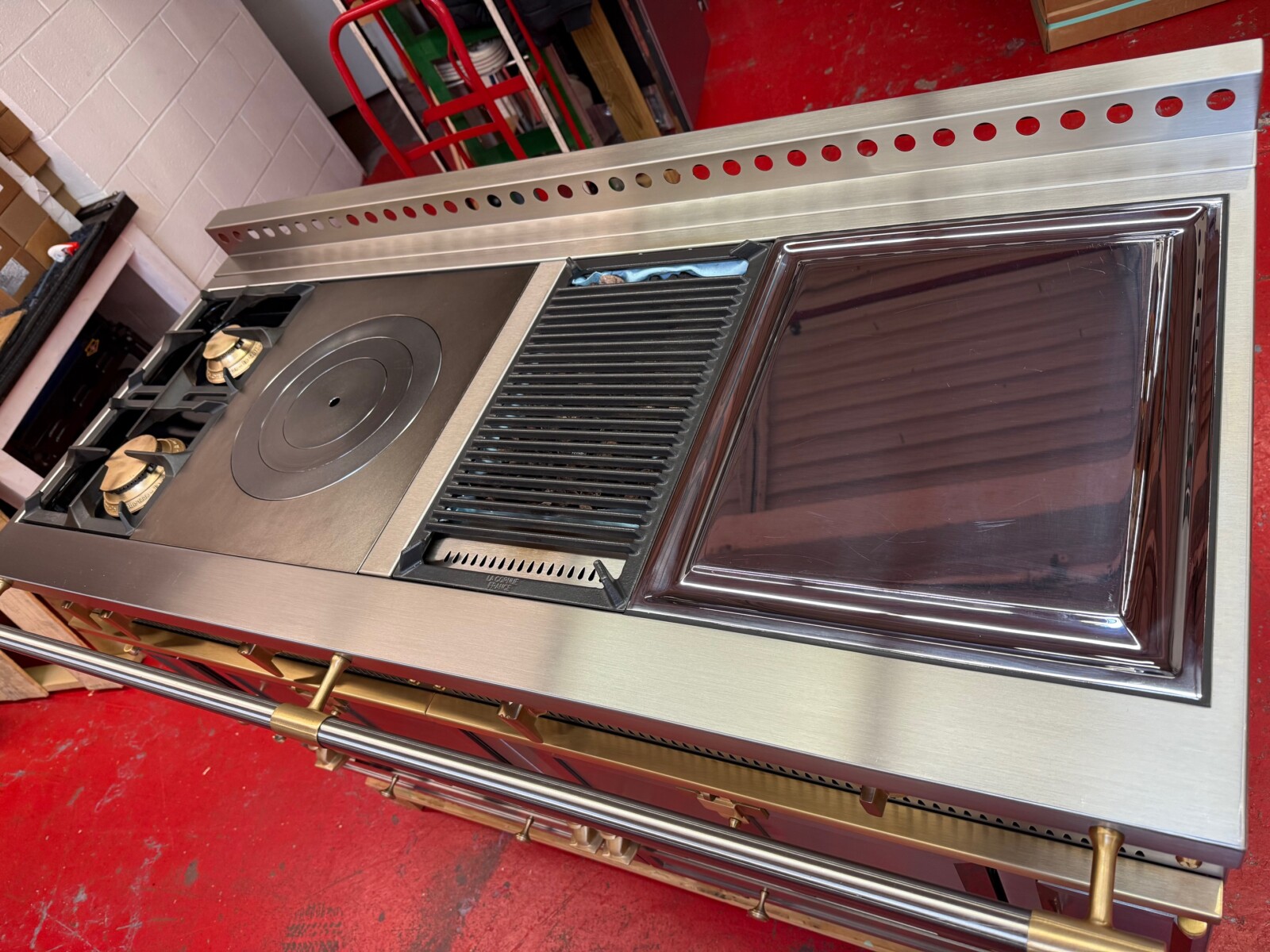 60” La Cornue Chateau 150 Dual Fuel Range G45IAGEUKH Stainless Steel With Brass (Used 2020 Model) - Image 6