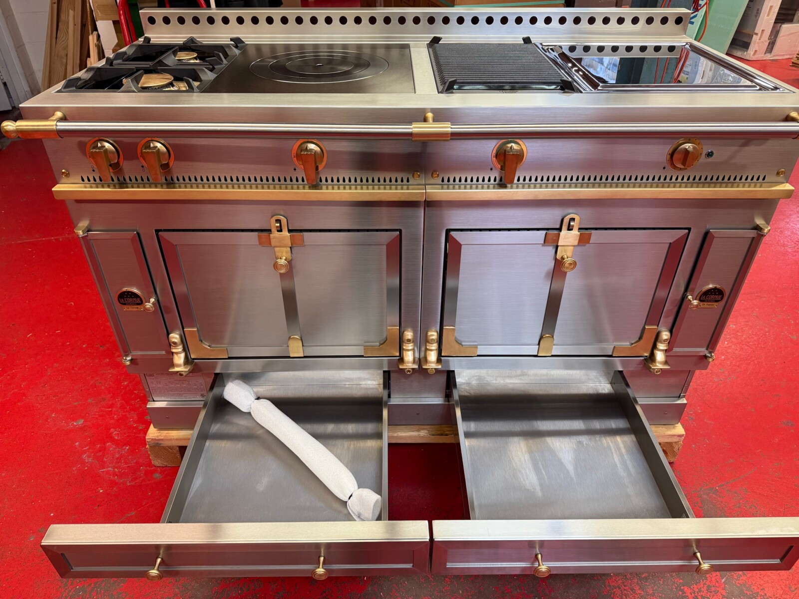 60” La Cornue Chateau 150 Dual Fuel Range G45IAGEUKH Stainless Steel With Brass (Used 2020 Model) - Image 11