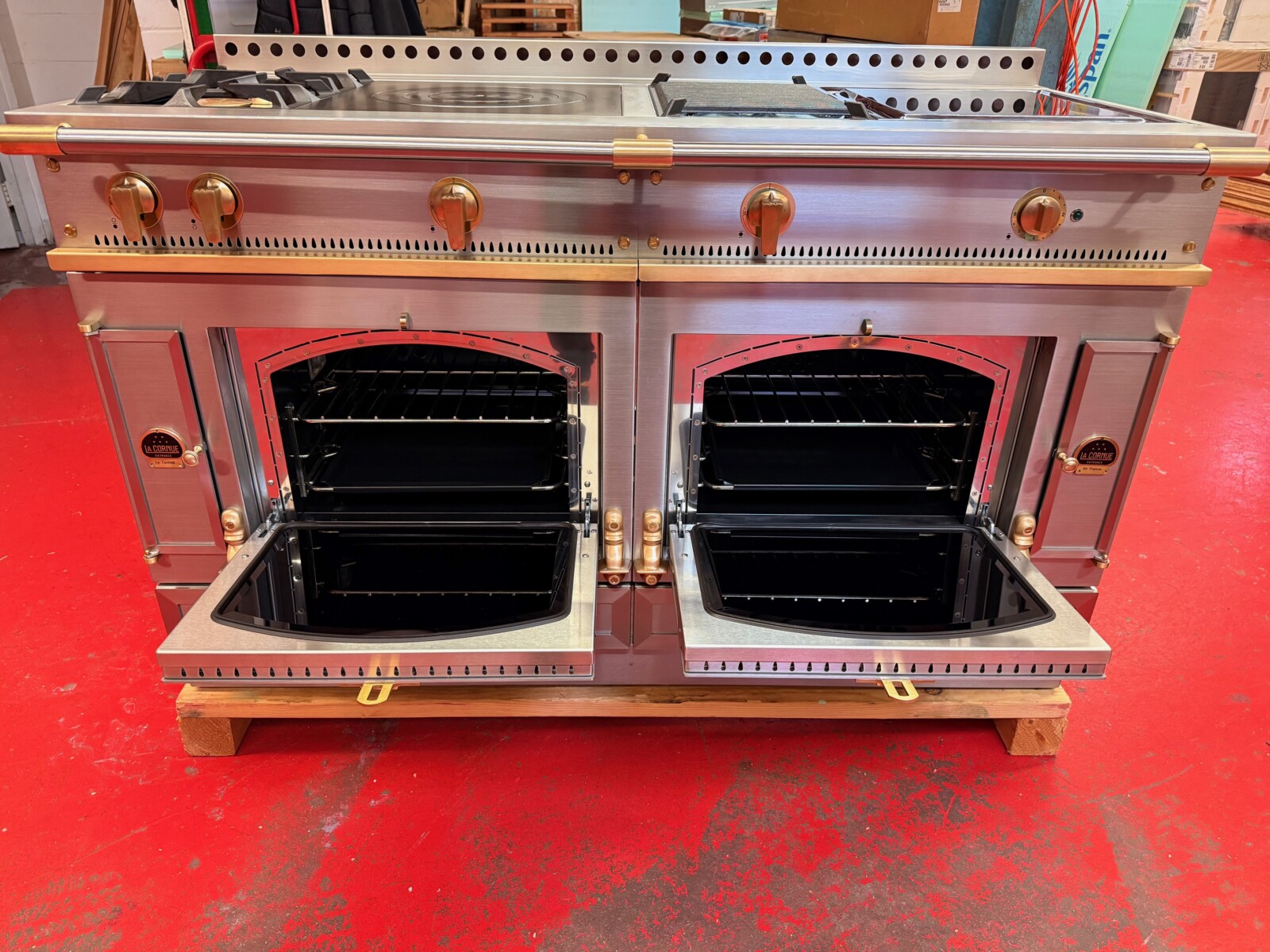 60” La Cornue Chateau 150 Dual Fuel Range G45IAGEUKH Stainless Steel With Brass (Used 2020 Model) - Image 7