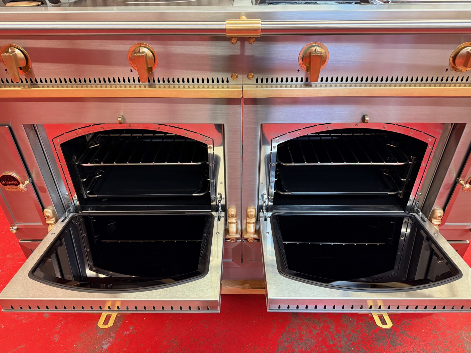 60” La Cornue Chateau 150 Dual Fuel Range G45IAGEUKH Stainless Steel With Brass (Used 2020 Model) - Image 8