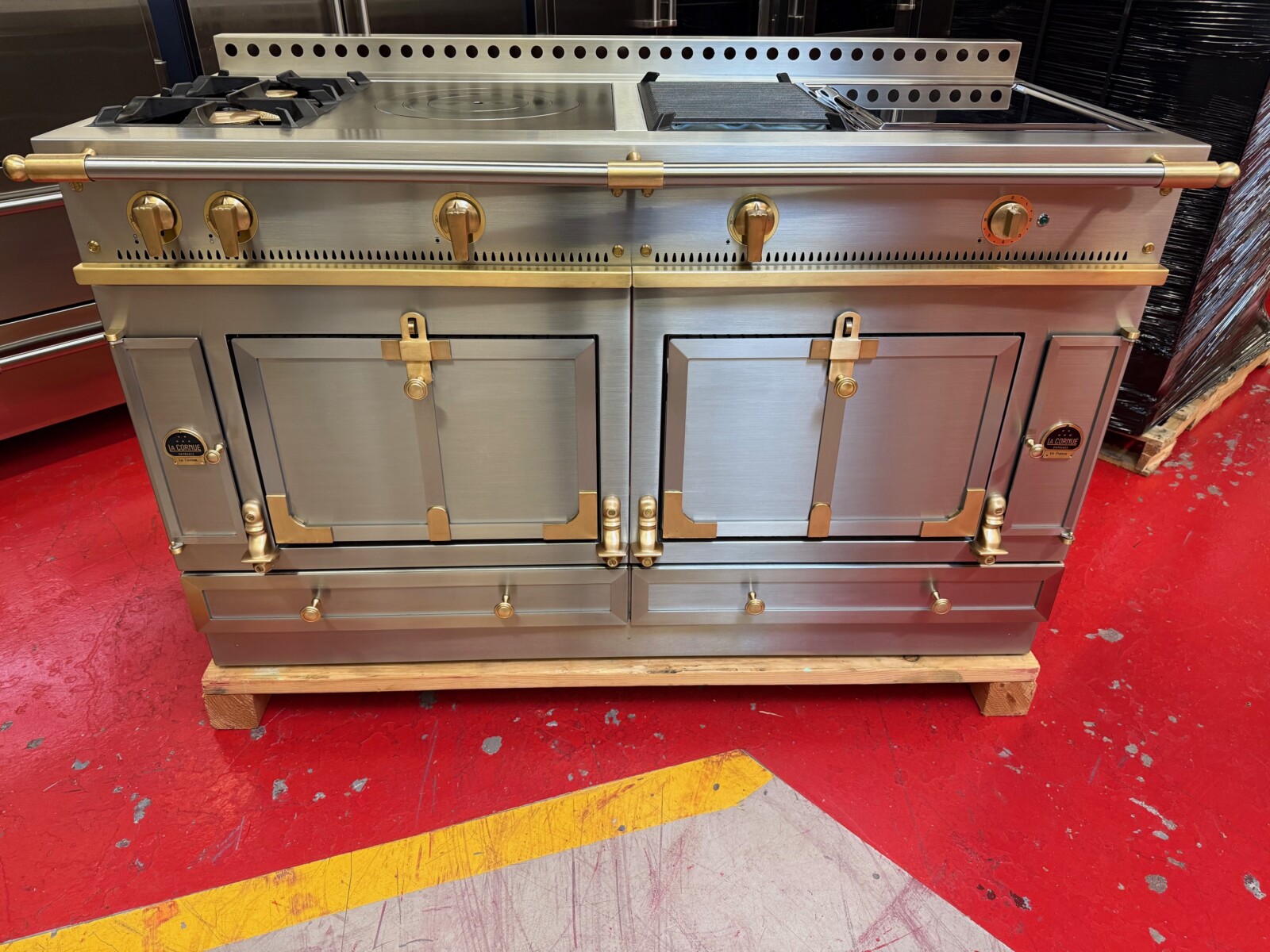 60” La Cornue Chateau 150 Dual Fuel Range G45IAGEUKH Stainless Steel With Brass (Used 2020 Model)