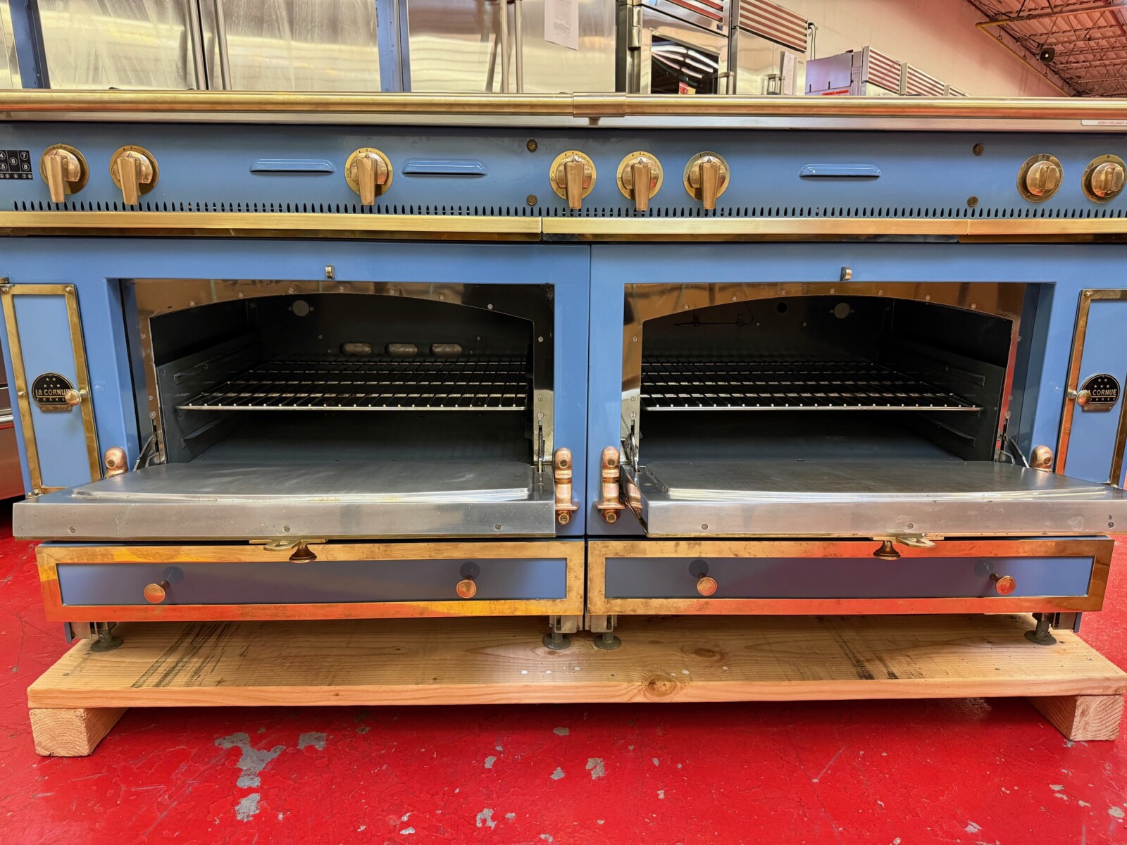 70.9'' La Cornue Grand Palais 180 Dual Fuel LP Range GAPLBGEU98 Provence Blue (Used & Propane) - Image 8