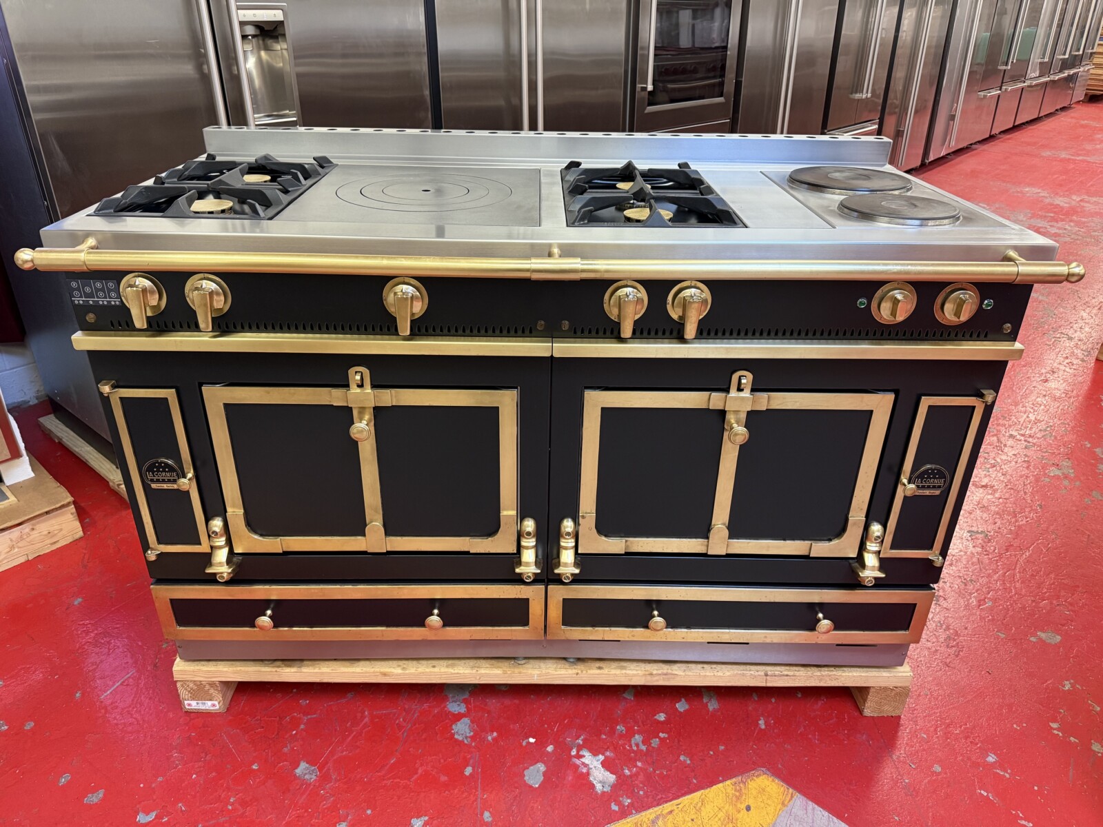 60” La Cornue Chateau 150 Dual Fuel Range CH5NBGEUM3 Black With Brass(Used & Propane)