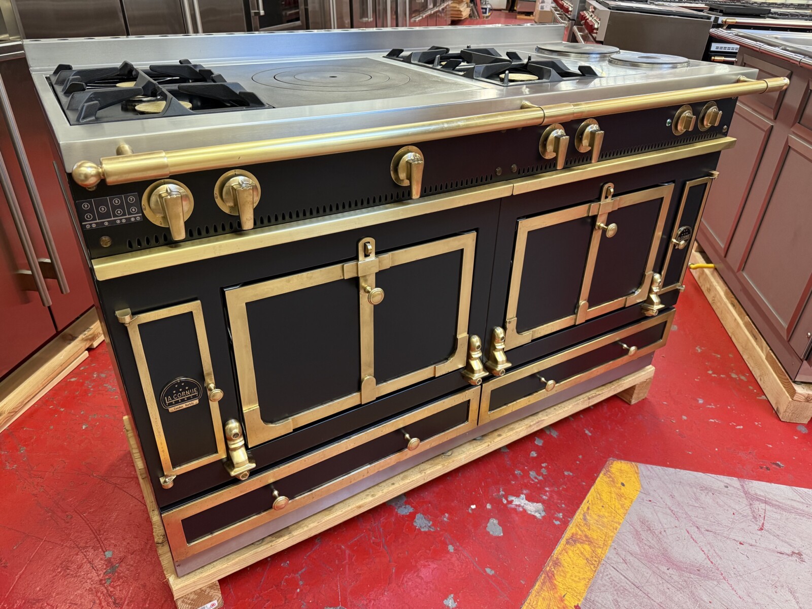 60” La Cornue Chateau 150 Dual Fuel Range CH5NBGEUM3 Black With Brass(Used & Propane) - Image 4