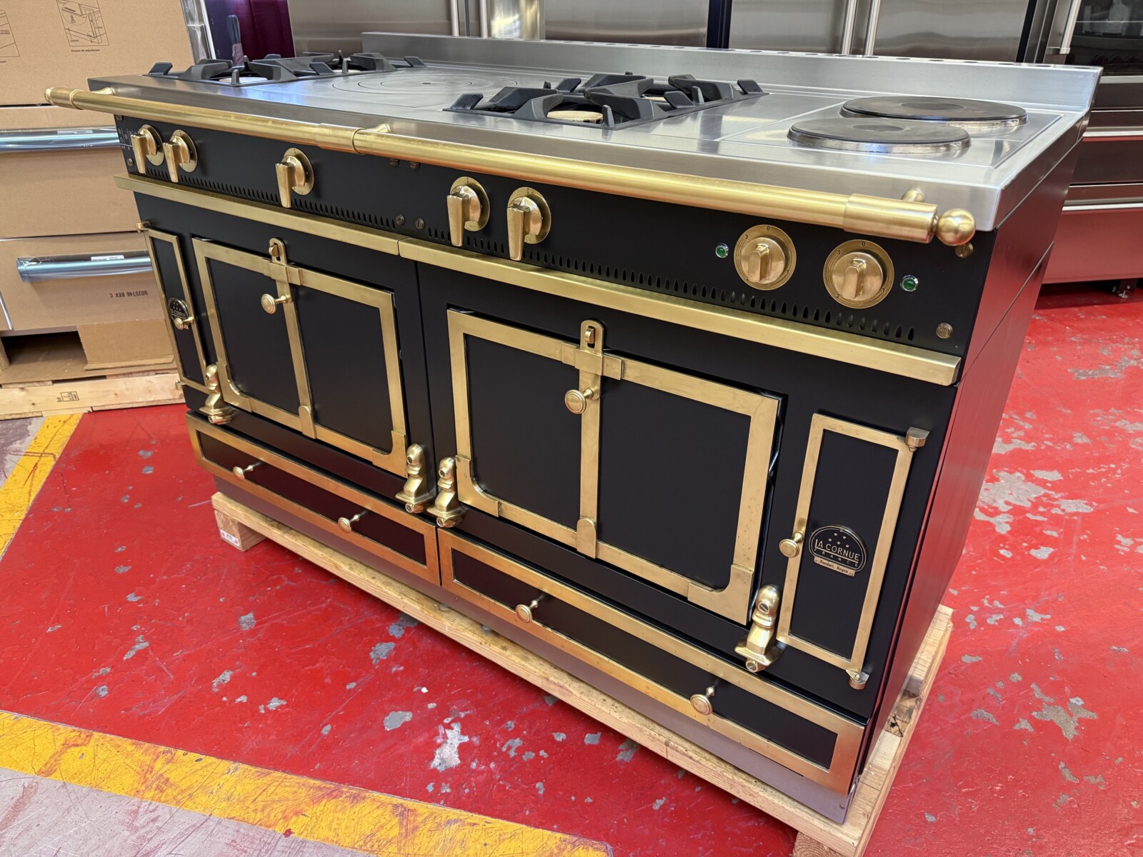 60” La Cornue Chateau 150 Dual Fuel Range CH5NBGEUM3 Black With Brass(Used & Propane) - Image 5