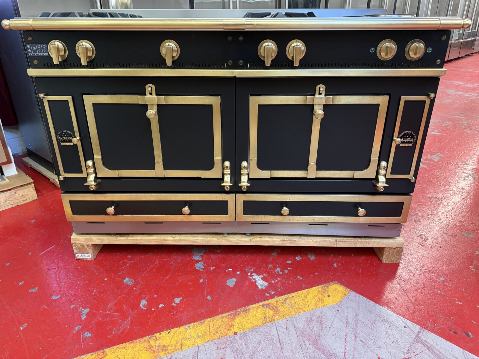 60” La Cornue Chateau 150 Dual Fuel Range CH5NBGEUM3 Black With Brass(Used & Propane) - Image 3