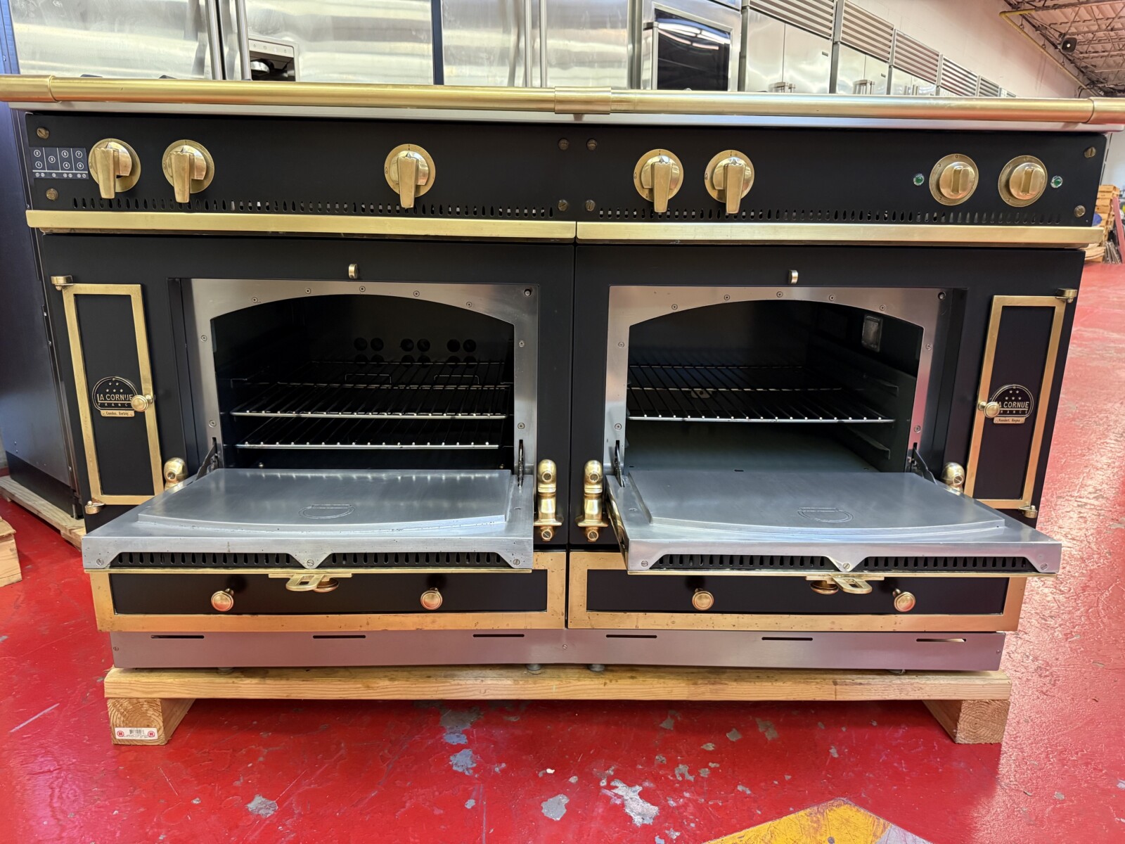 60” La Cornue Chateau 150 Dual Fuel Range CH5NBGEUM3 Black With Brass(Used & Propane) - Image 8