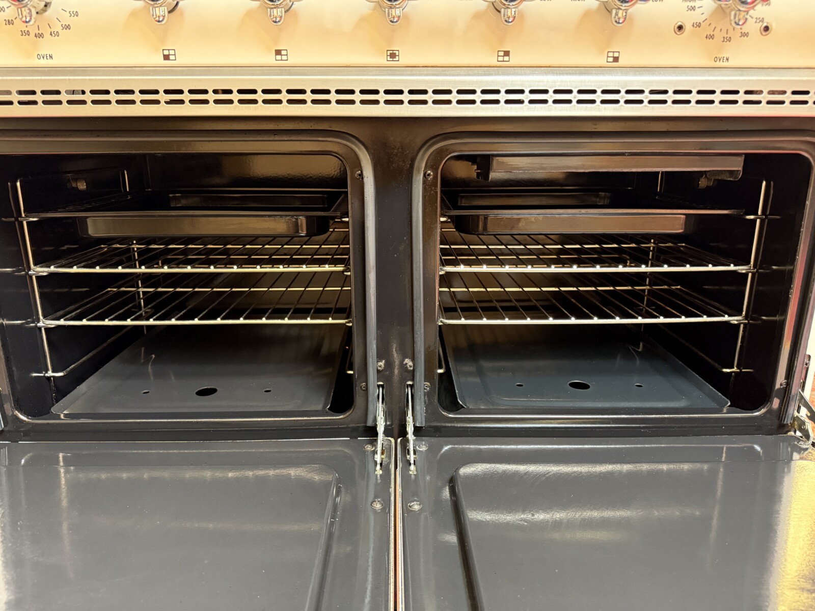 39 3/8” Lacanche Cluny Dual Fuel Range LCF1052GE White With S/S Trim (Used) - Image 10